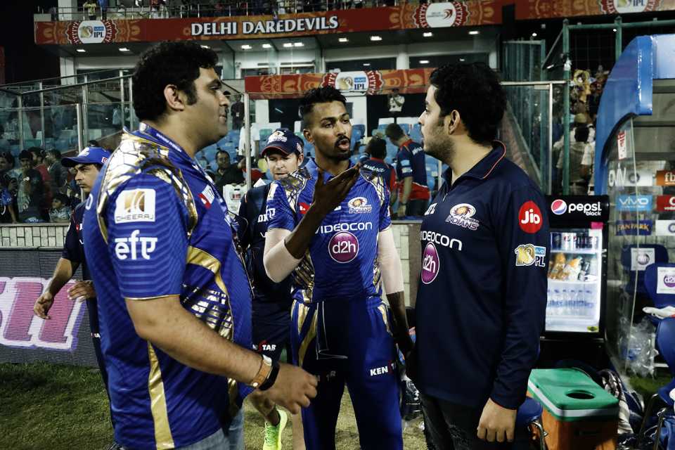 Hardik Pandya (centre) talks to Mumbai Indians owner Akash Ambani (right), Delhi Daredevils v Mumbai Indians, IPL, Delhi, May 6, 2017