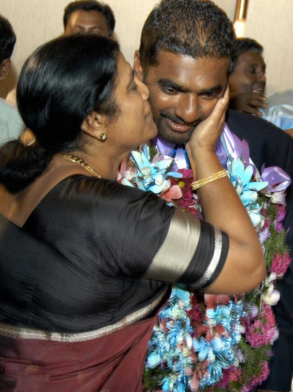 Muthiah Muralidaran gets a kiss from his mother on his return from Zimbabwe