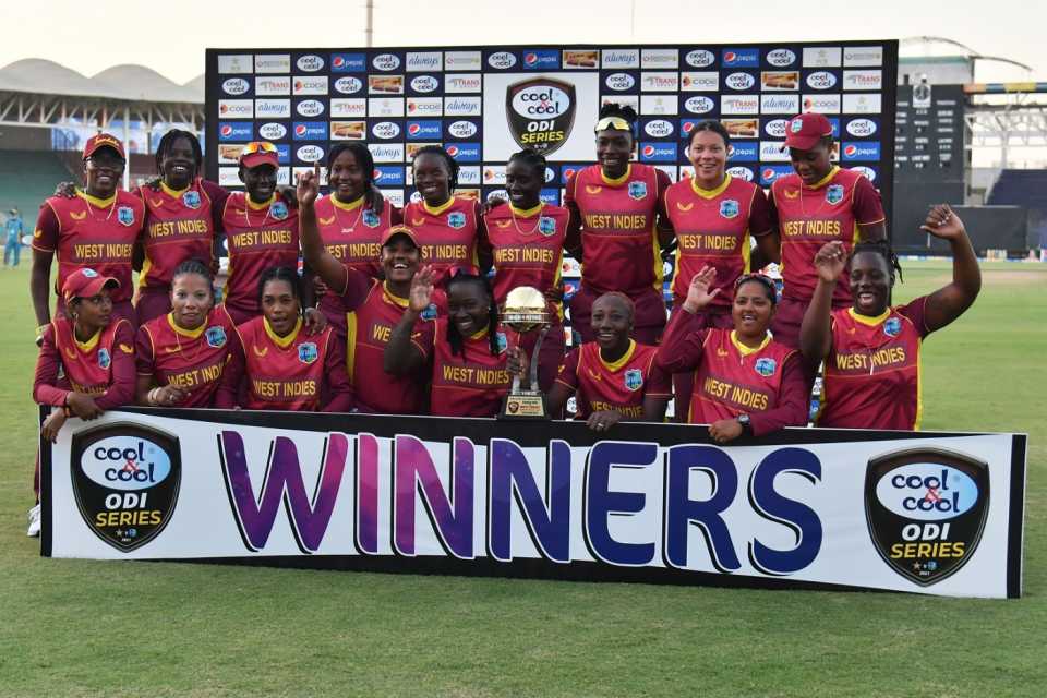 West Indies players pose with the trophy after their 3-0 win in the ODI series against Pakistan, Pakistan vs West Indies, 3rd ODI, Karachi, November 14, 2021