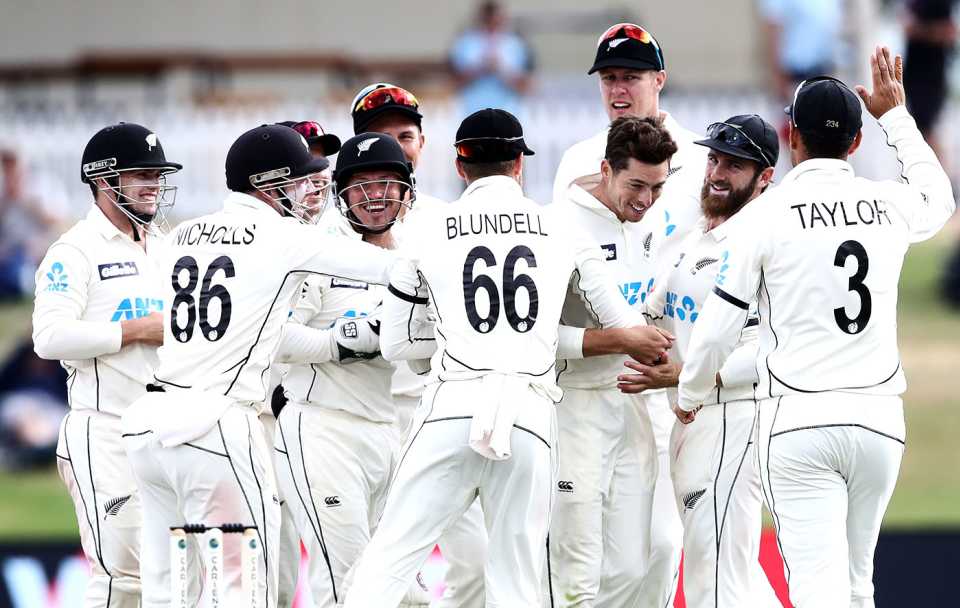Mitchell Santner is congratulated by his team-mates for Mohammad Abbas' wicket