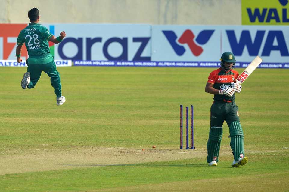 Shahnawaz Dahani is ecstatic after picking up his maiden T20I wicket, Bangladesh vs Pakistan, 3rd T20I, Dhaka, November 22, 2021
