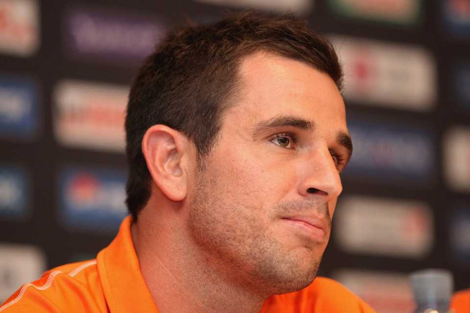 Ryan ten Doeschate attends a press conference