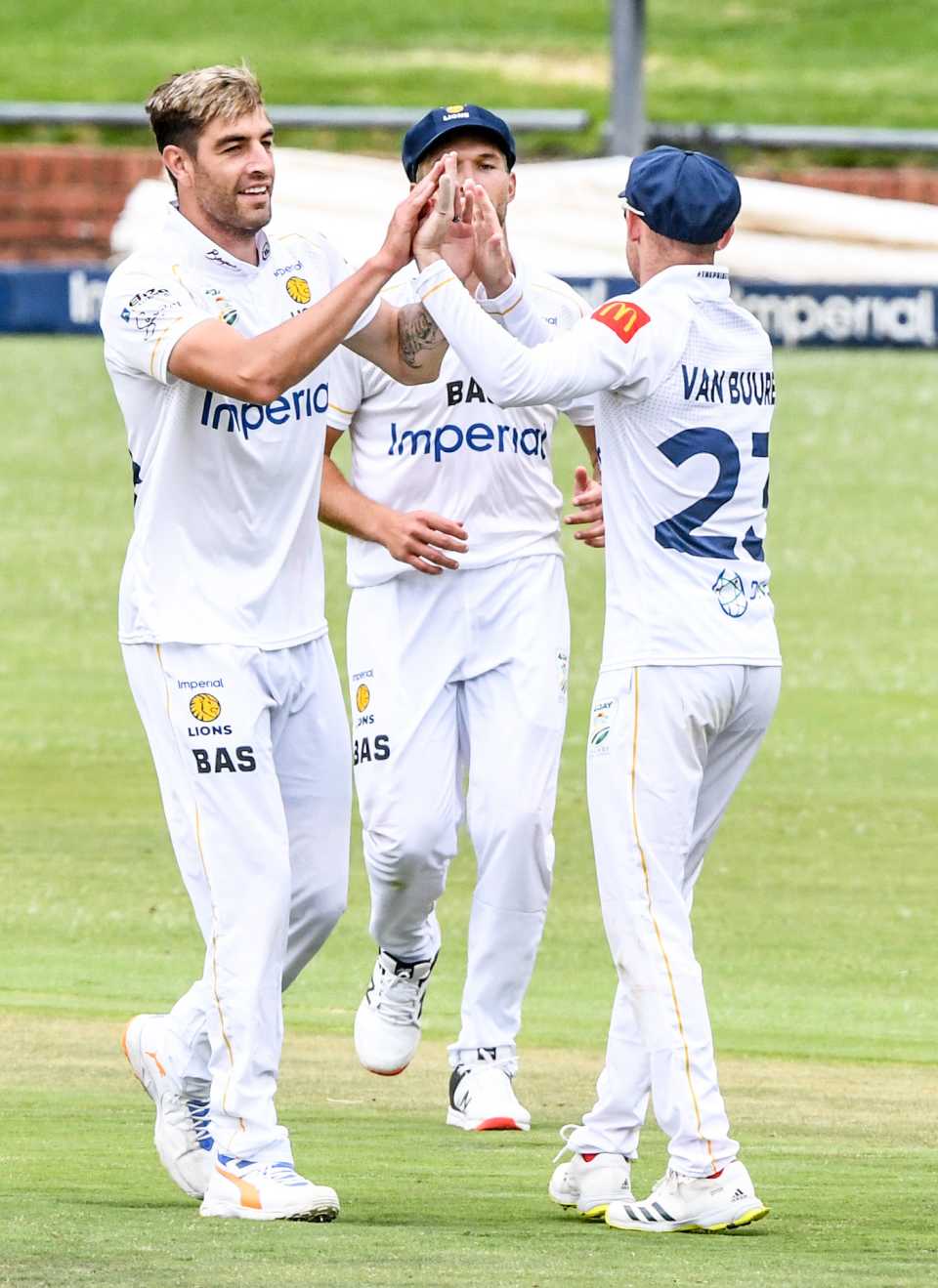Duanne Olivier gets some high-fives from his team-mates, Knights vs Lions, 4-Day Franchise Series, Division 1, Johannesburg, 3rd day, November 27, 2021
