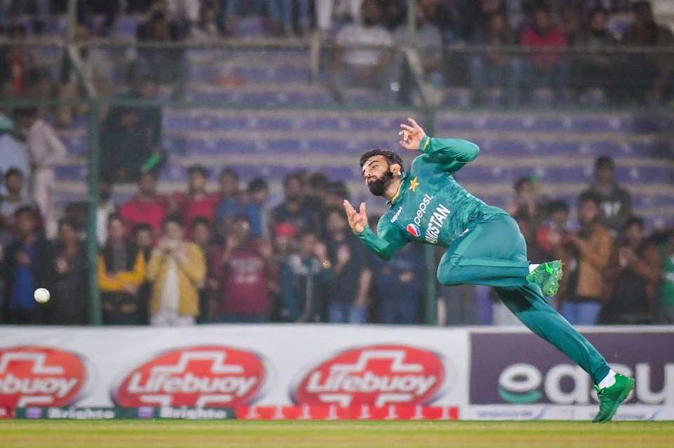 Shadab Khan throws off-balance, Pakistan vs West Indies, 2nd T20I, Karachi, December 14, 2021