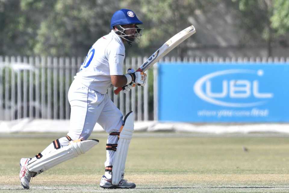 Abid Ali retired hurt on 61 after complaining of shoulder pain