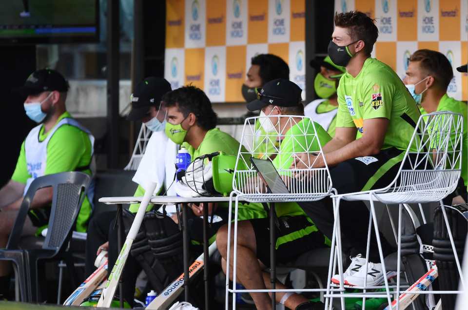 The Sydney Thunder dugout resorted to masks after a Covid outbreak, Adelaide Strikers vs Sydney Thunder, BBL 2021-22, Adelaide, December 31, 2021