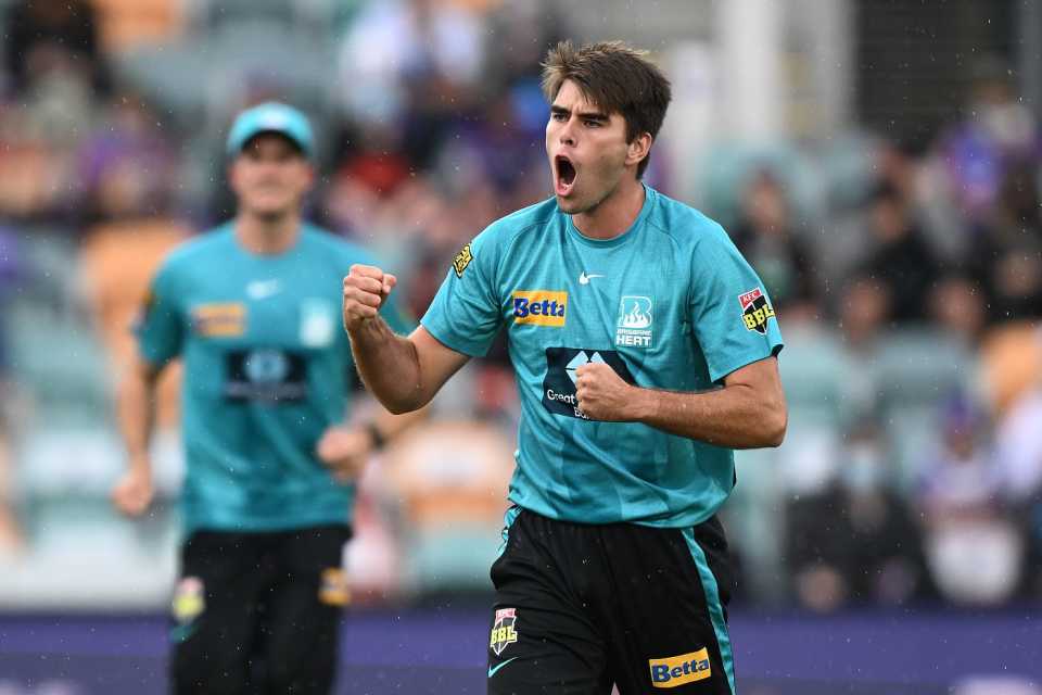 Xavier Bartlett lets out a roar after picking up the wicket of Ben McDermott, Hobart Hurricanes vs Brisbane Heat, BBL 2021-22, Hobart, January 1, 2022