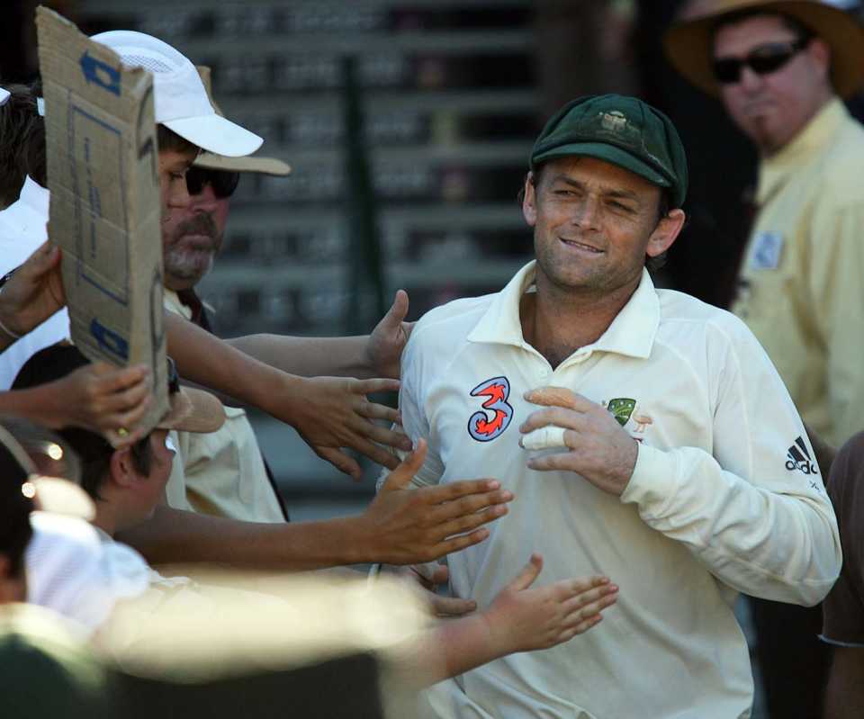 Fans greet Adam Gilchrist as he walks back onto the field, Australia v India, 4th Test, Adelaide, 5th day, January 28, 2008