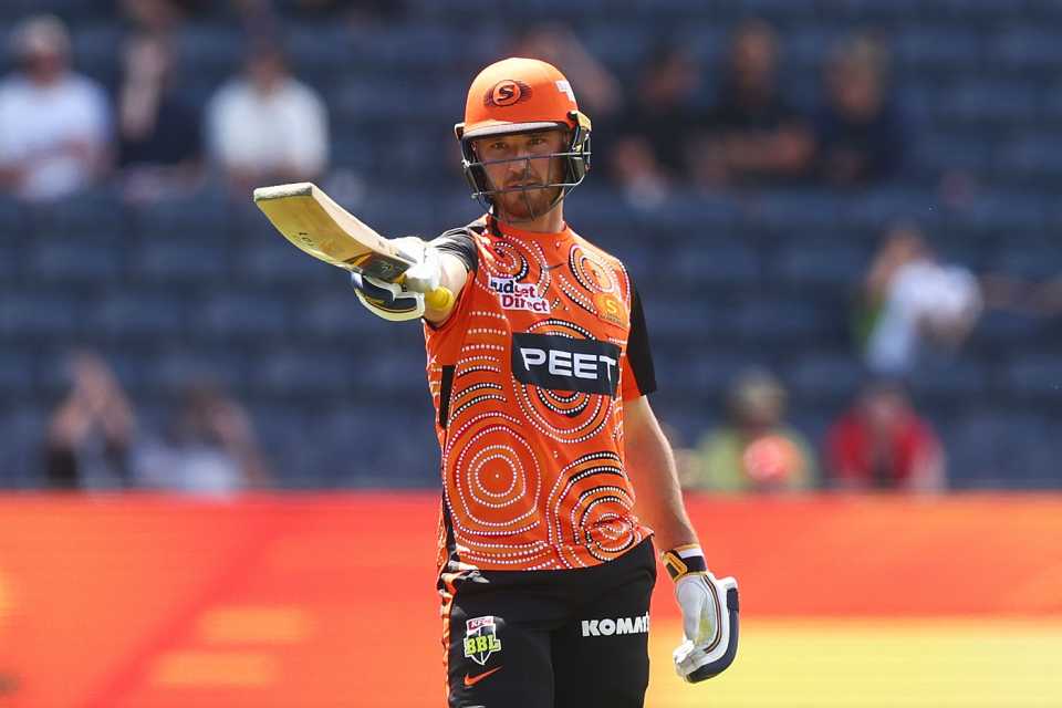 Laurie Evans acknowledges the applause after reaching fifty, Perth Scorchers vs Melbourne Stars, BBL 2021-22, Geelong, January 11, 2022