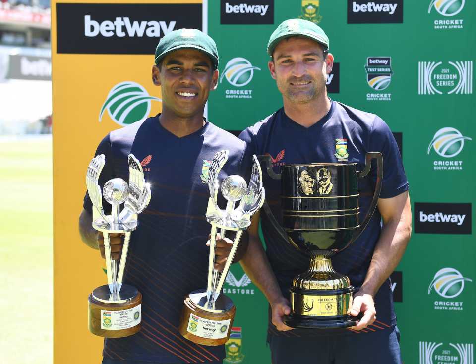Keegan Petersen holds the Player-of-the-Match and Series awards while Dean Elgar poses with the series trophy, South Africa vs India, 3rd Test, Cape Town, 4th day, January 14, 2022