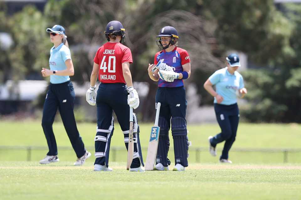 Amy Jones and Heather Knight have a chat in the middle