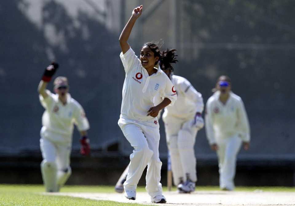 Isa Guha appeals for a wicket