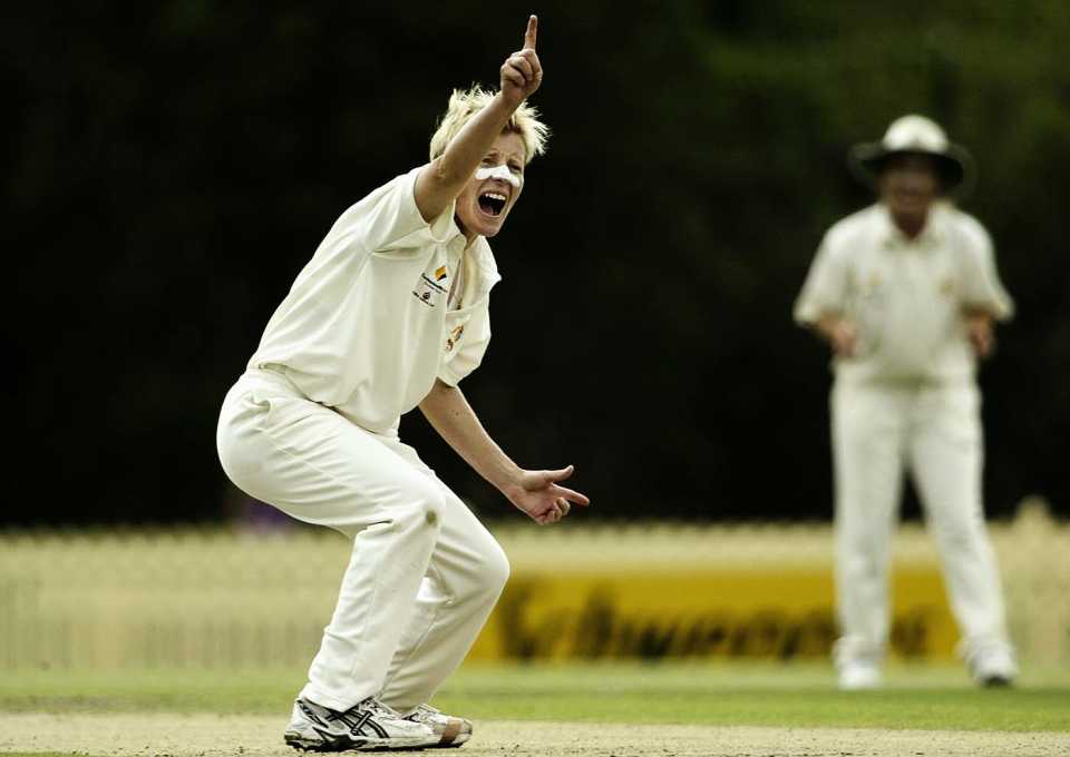 Cathryn Fitzpatrick appeals for a wicket, Australia vs England, 2nd women's Test, Bankstown Oval, Sydney, 2nd day, February 23, 2003
