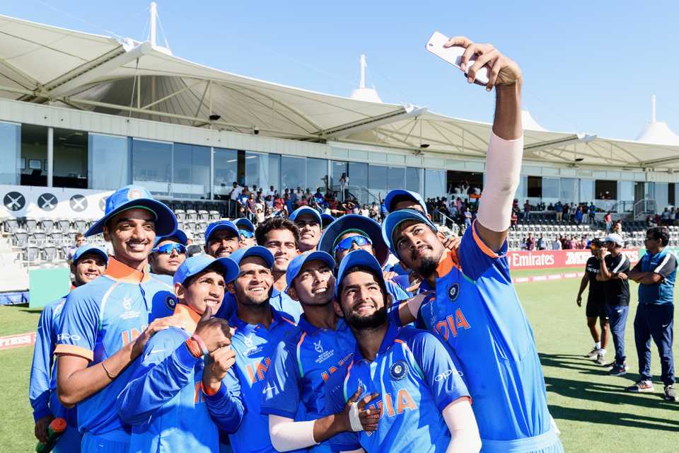 Ishan Porel takes a selfie with his team-mates