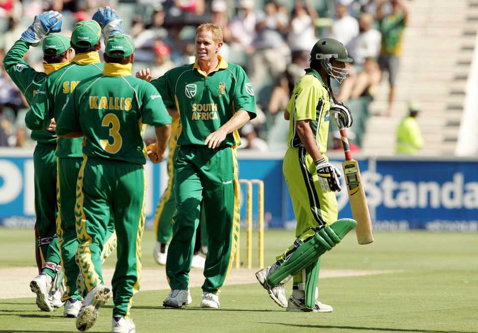 Younis Khan is bowled by Shaun Pollock, South Africa v Pakistan, 5th ODI, Johannesburg, February 14, 2007