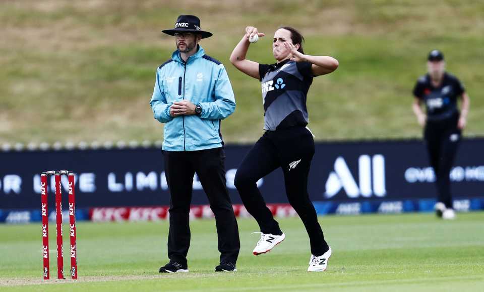 Amelia Kerr bowls, New Zealand women vs India women, Only T20I, Queenstown, February 9, 2022