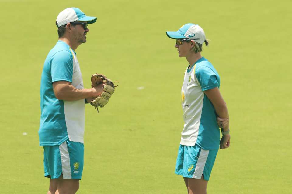 Matthew Mott and Beth Mooney have a chat during training the day before  the Australia vs England Test, Women's Ashes, Canberra, January 26, 2022