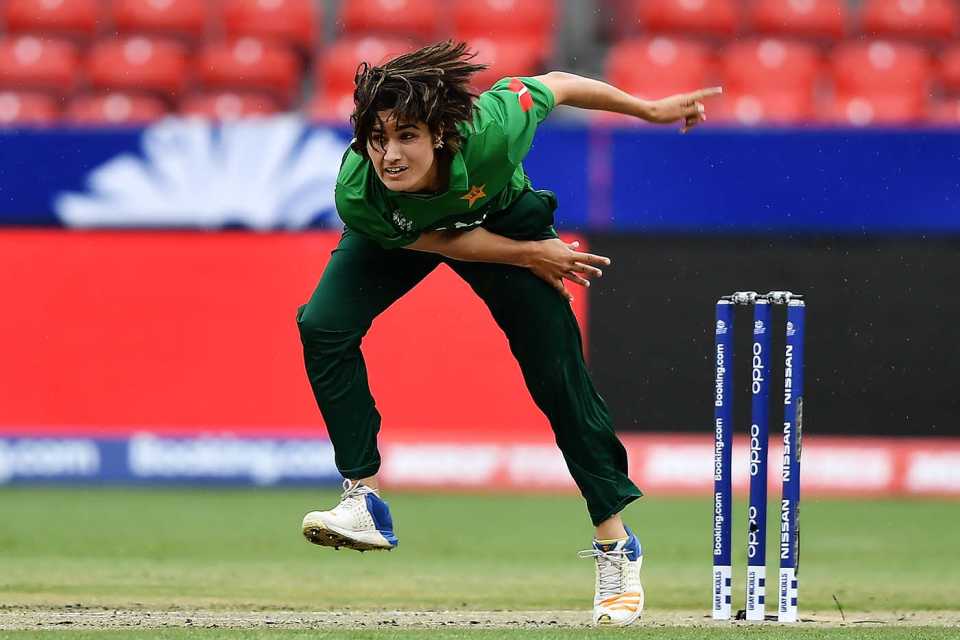 Diana Baig bowls, Pakistan v Thailand, Women's  T20 World Cup, Group B, Sydney, March 3, 2020