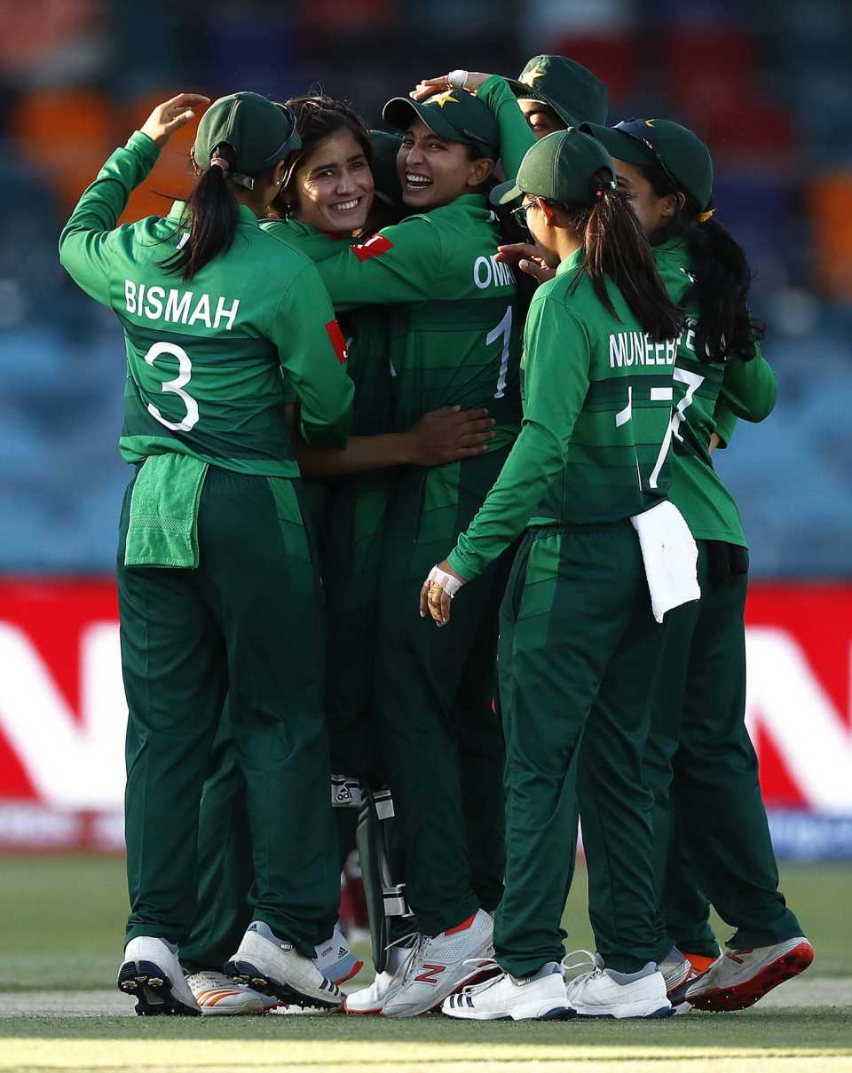 Diana Baig celebrates Hayley Matthews' wicket with her team-mates