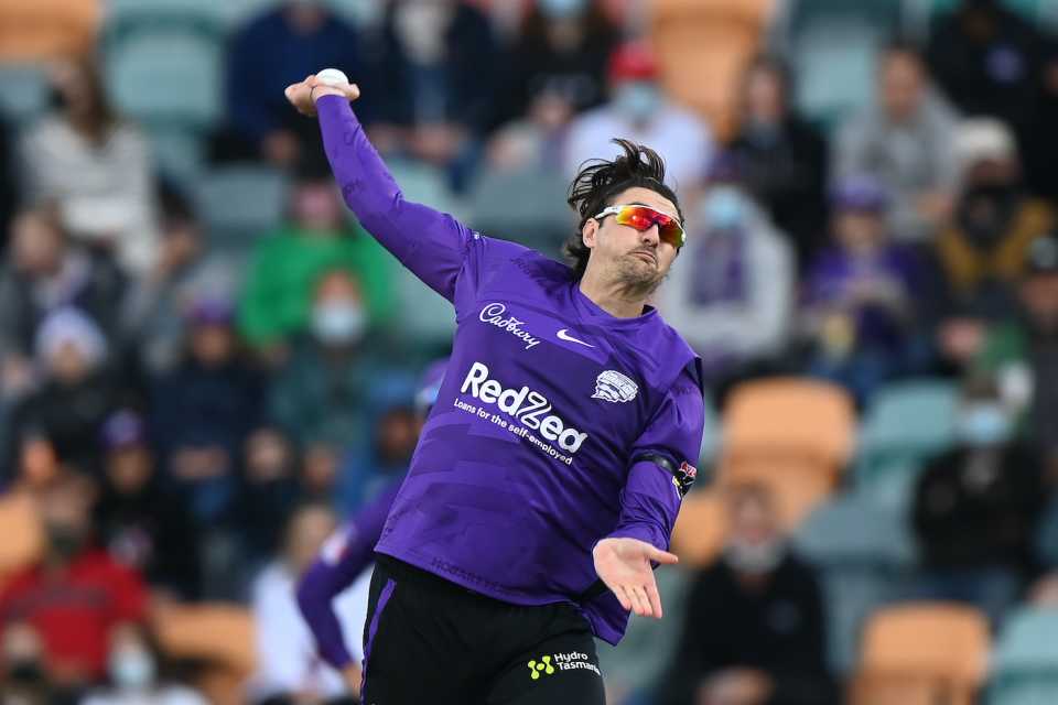 Tim David bowls, Hobart Hurricanes vs Melbourne Stars, BBL 2021-22, Hobart, December 20, 2021