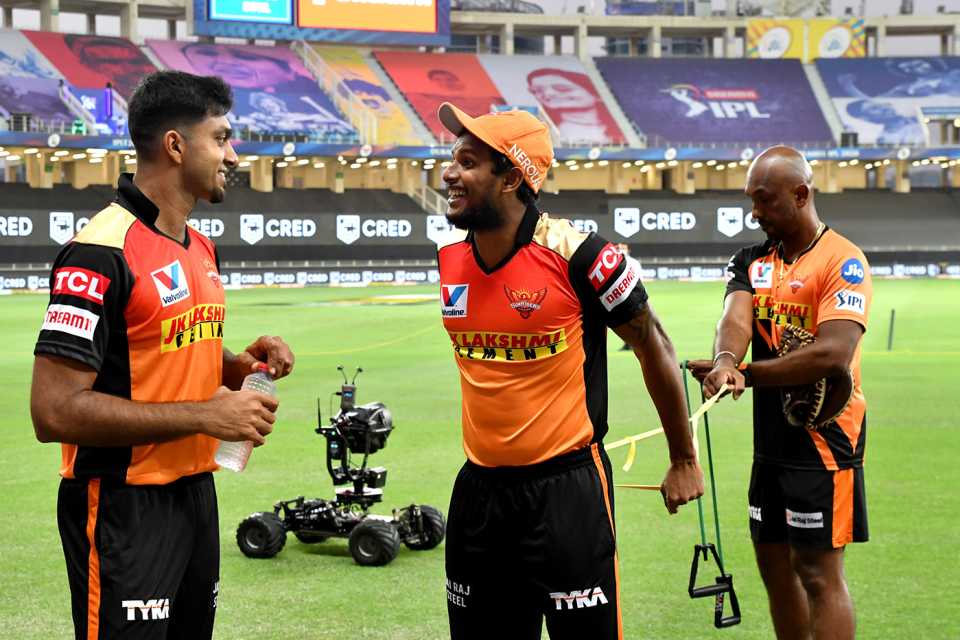 T Natarajan works with resistance bands while chatting with team-mate Vijay Shankar, Kings XI Punjab vs Sunrisers Hyderabad, IPL 2020, Dubai, October 24, 2020