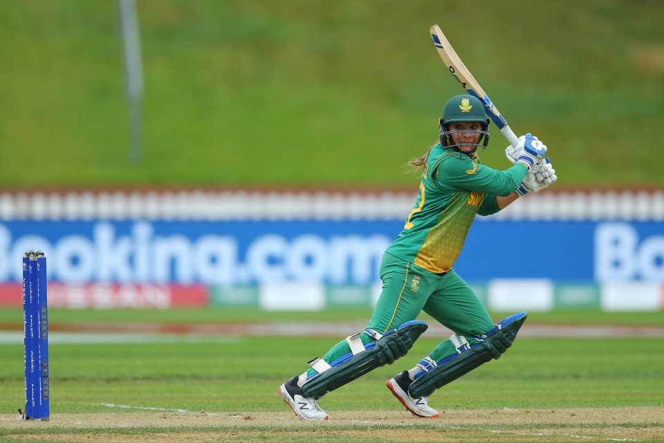 Mignon du Preez flays through the off side, South Africa vs West Indies, Women's World Cup, Wellington, March 24, 2022