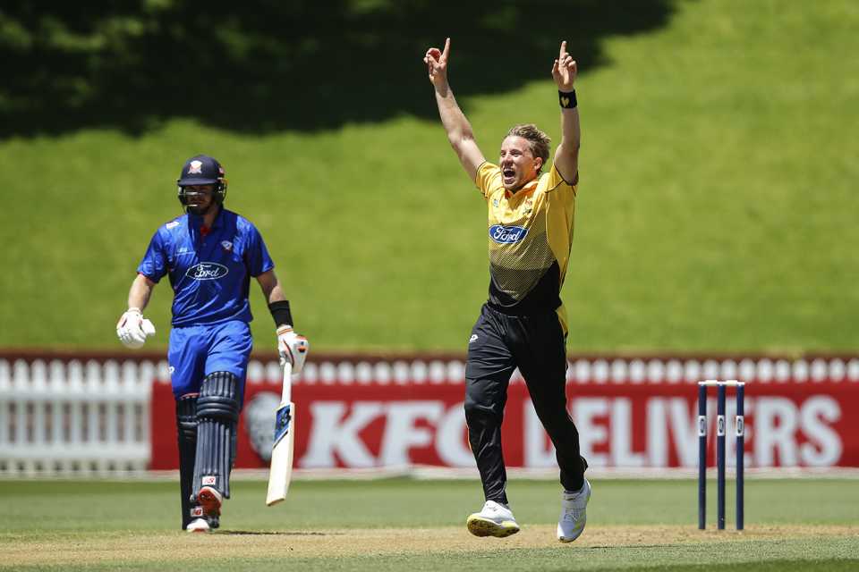 Logan van Beek appeals for a wicket, Wellington vs Auckland, Ford Trophy, Wellington, January 3, 2022