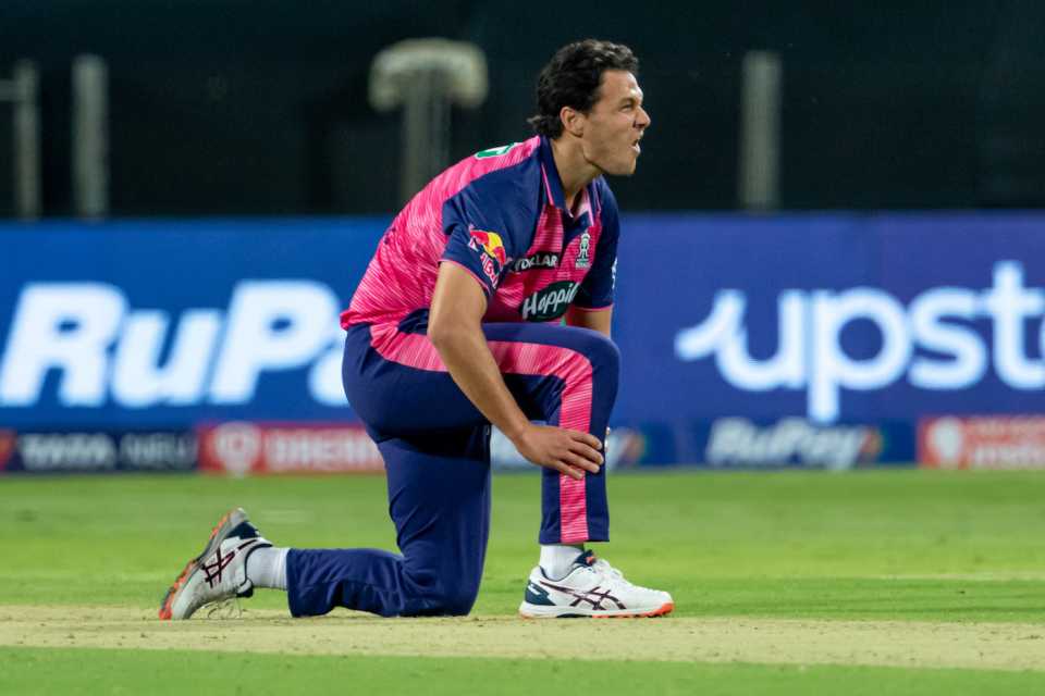 Nathan Coulter-Nile pulled up while bowling and had to go off the field, Rajasthan Royals vs Sunrisers Hyderabad, IPL 2022, Pune, March 29, 2022