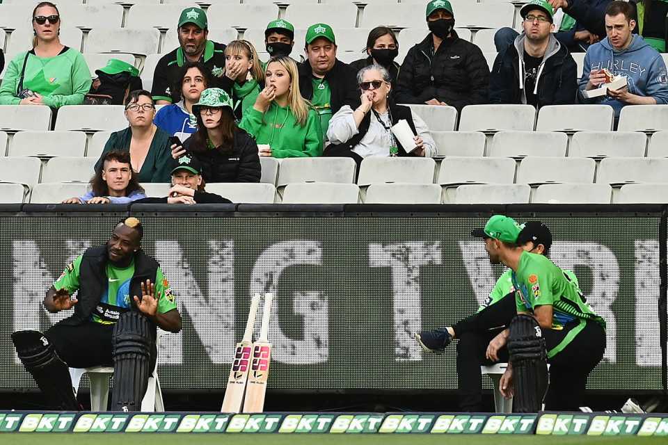 Andre Russell and Glenn Maxwell have a chat by the boundary, Melbourne Stars vs Sydney Thunder, BBL 2021-22, Melbourne, December 10, 2021