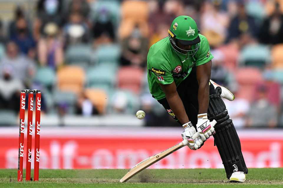 Andre Russell tries to dig one out, Hobart Hurricanes vs Melbourne Stars, BBL 2021-22, Hobart, December 24, 2021