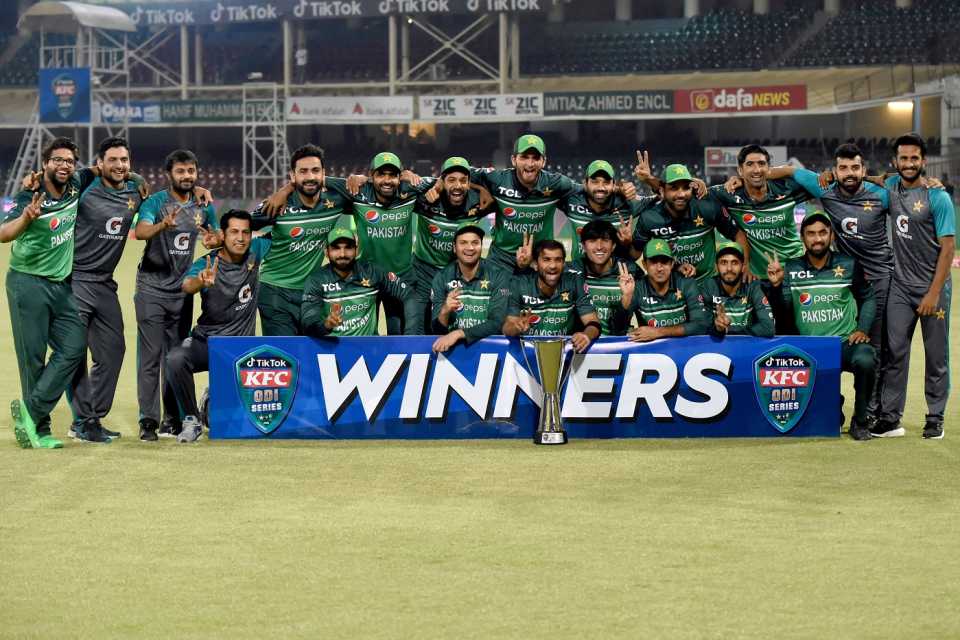 The victorious Pakistan team with the series trophy, Pakistan vs Australia, 3rd ODI, Lahore, April 2, 2022