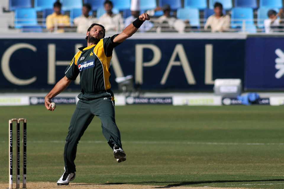 Shahid Afridi bowls, Pakistan v Australia, 1st ODI, Dubai, April 22, 2009