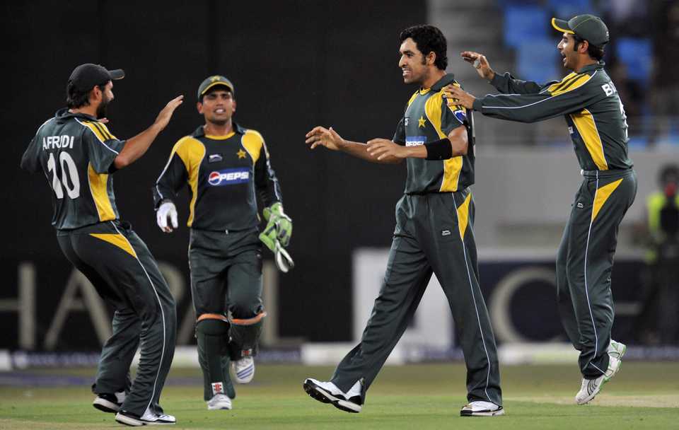 Umar Gul celebrates a wicket with his team-mates