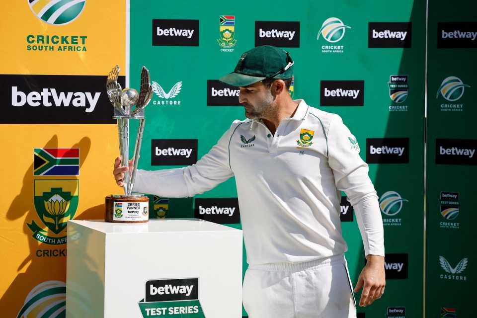 Dean Elgar poses with the trophy at the presentation ceremony, South Africa vs Bangladesh, 2nd Test, Gqeberha, 4th day, April 11, 2022