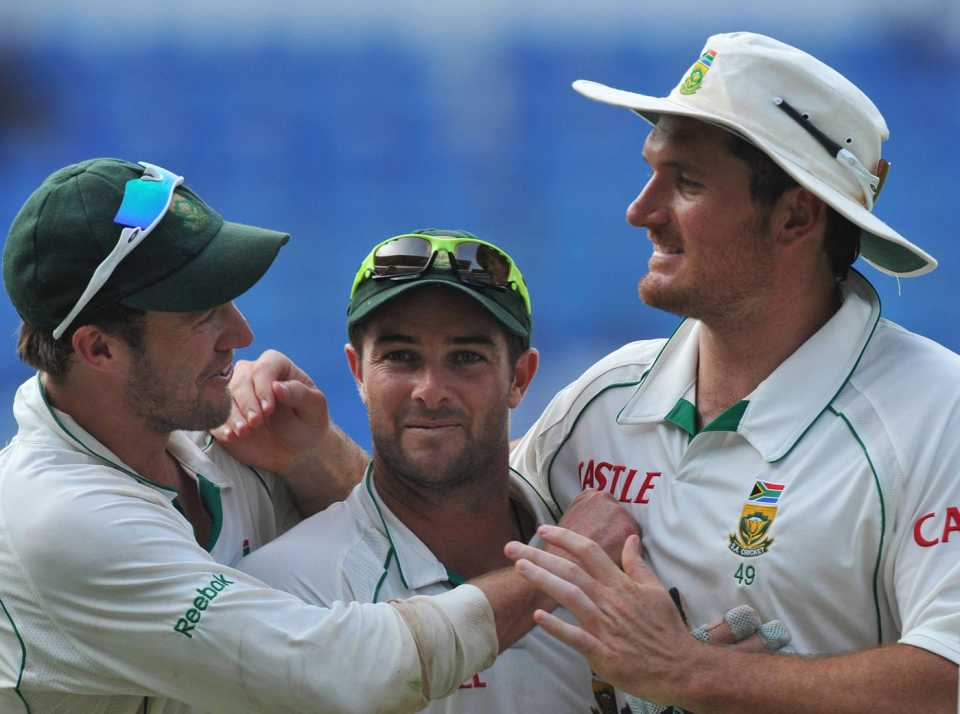 AB de Villiers, Mark Boucher and Graeme Smith celebrate the win