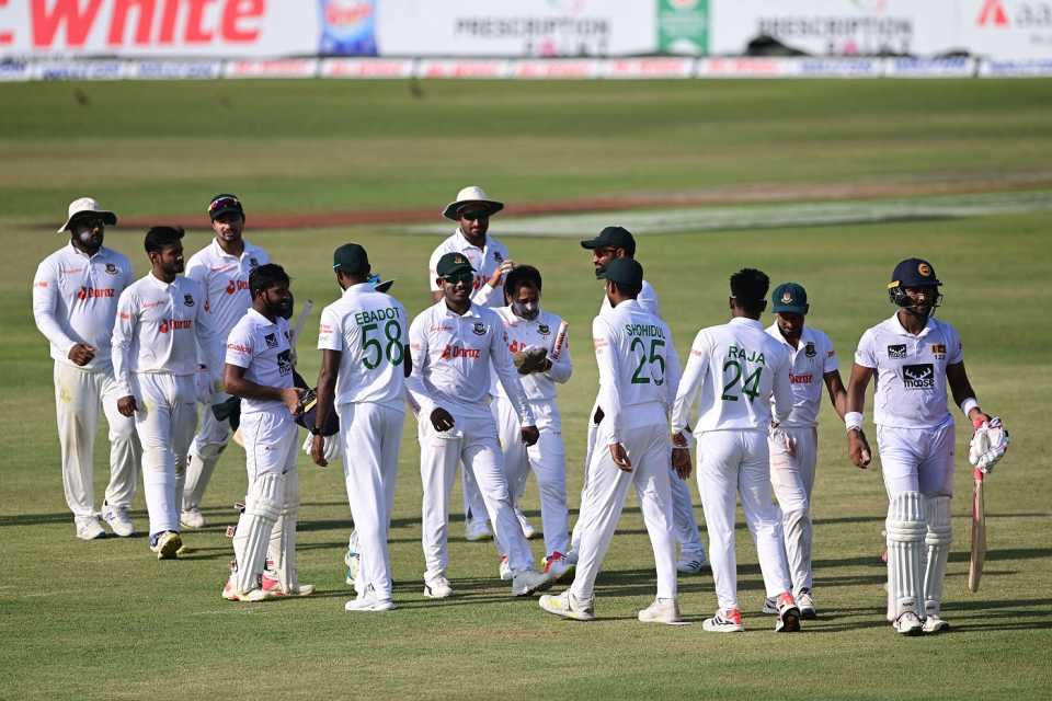 The players shake hands after the first Test ended in a draw, Bangladesh vs Sri Lanka, 1st Test, Chattogram, 5th day, May 19, 2022