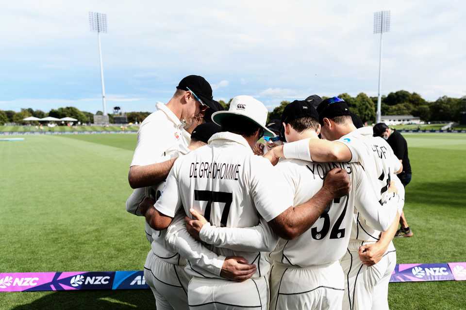 New Zealand get into a huddle, New Zealand vs South Africa, 1st Test, Christchurch, 3rd day, February 19, 2022