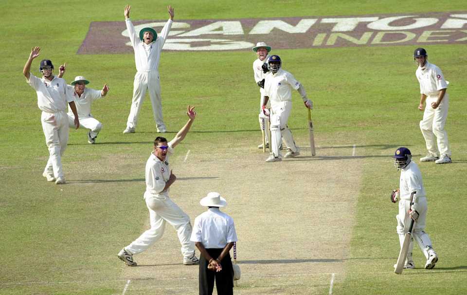 Ashley Giles appeals for Muthiah Muralidaran's wicket, Sri Lanka v England, 3rd Test, Kandy, 3rd day, March 17, 2001