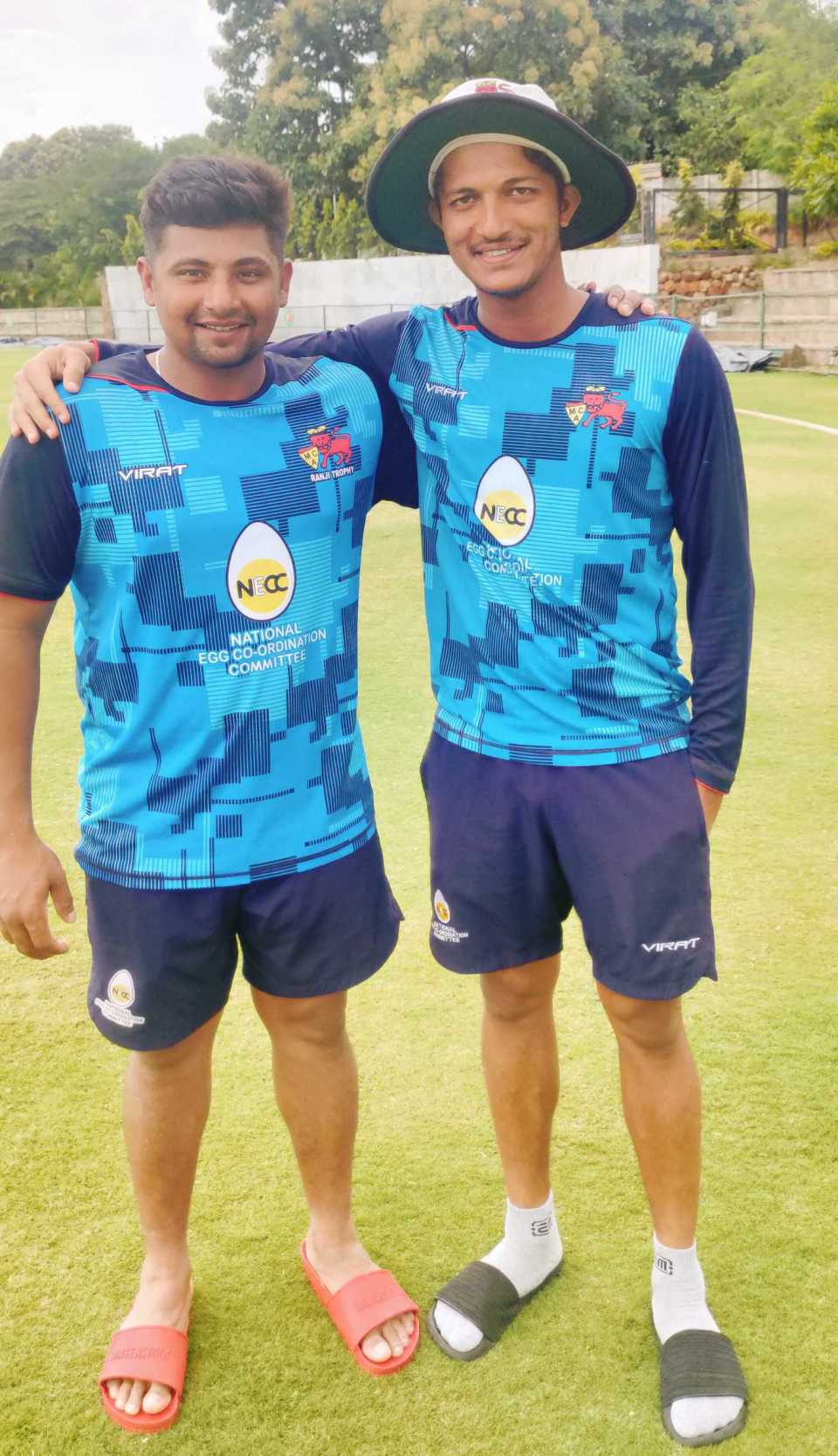 Sarfaraz Khan and Armaan Jaffer strike a pose after Mumbai's win, Mumbai vs Uttar Pradesh, Ranji Trophy 2021-22, 2nd semi-final, Bengaluru, 5th day, June 18, 2022