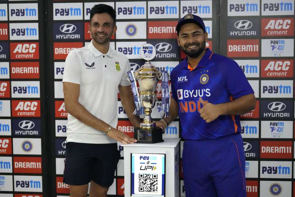 Keshav Maharaj and Rishabh Pant pose with the trophy after the series was squared at 2-2, India vs South Africa, 5th T20I, Bengaluru, June 19, 2022
