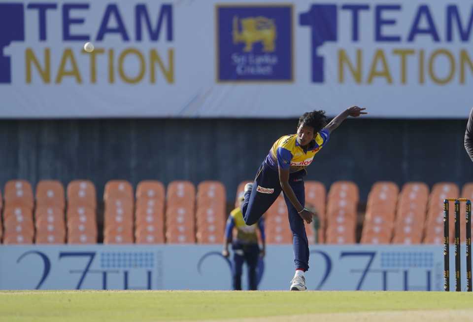 Kavisha Dilhari lets go of the ball, Sri Lanka vs India, 2nd women's T20I, Dambulla, June 25, 2022
