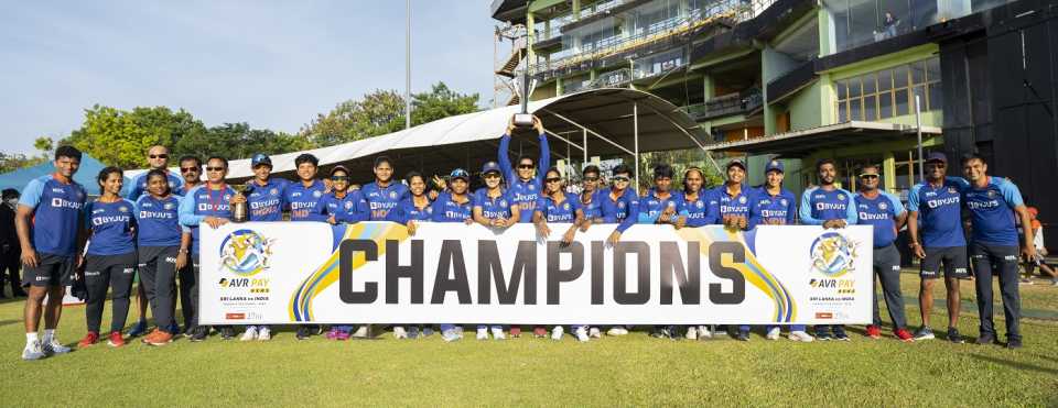 India pose after winning the T20I series 2-1, Sri Lanka vs India, 3rd women's T20I, Dambulla, June 27, 2022
