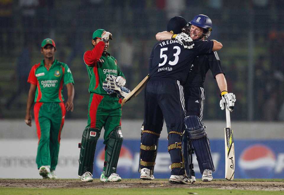 Eoin Morgan celebrates the winning moment with James Tredwell