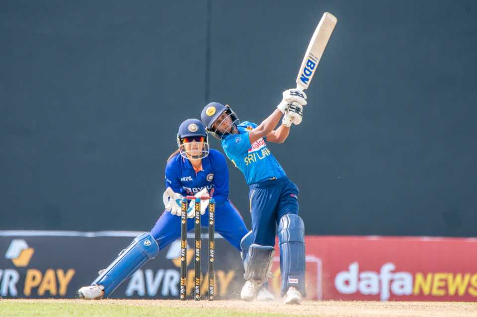 Nilakshi de Silva goes over the top, Sri Lanka vs India, 3rd women's ODI, Pallekele, July 7, 2022
