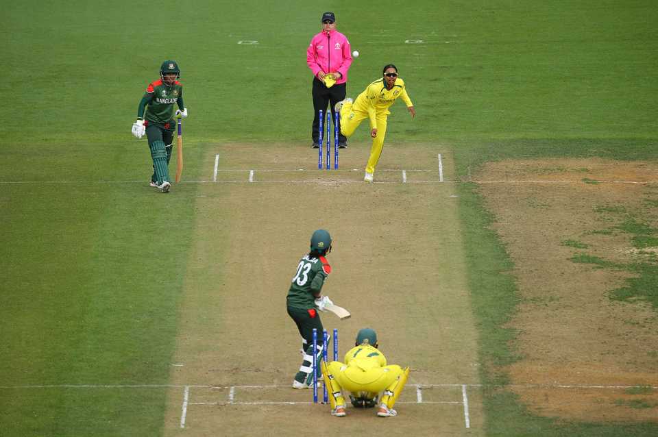 Alana King bowls, Australia vs Bangladesh, 2022 Women's ODI World Cup, Wellington, March 25, 2022