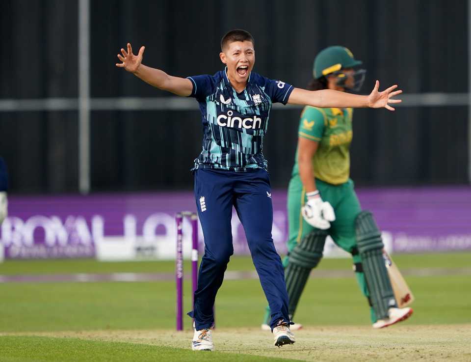 Issy Wong took three wickets on her ODI debut, England vs South Africa, 2nd women's ODI, Bristol, July 15, 2022