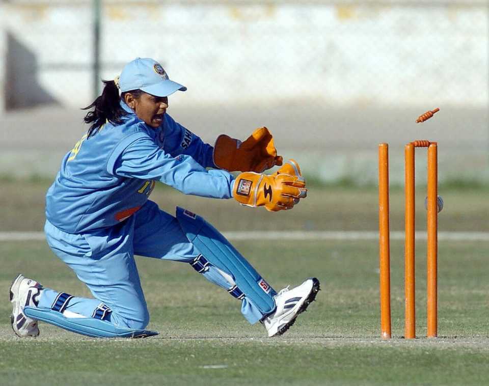 Karuna Nair attempts a run out, India vs Sri Lanka, Women's Asia Cup, Karachi, 4 January, 2006
