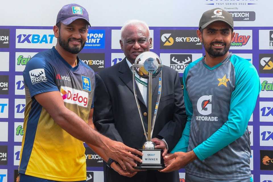 Babar Azam and Dimuth Karunaratne, the two captains, with the trophy, Sri Lanka vs Pakistan, 2nd Test, Galle, 5th day, July 28, 2022