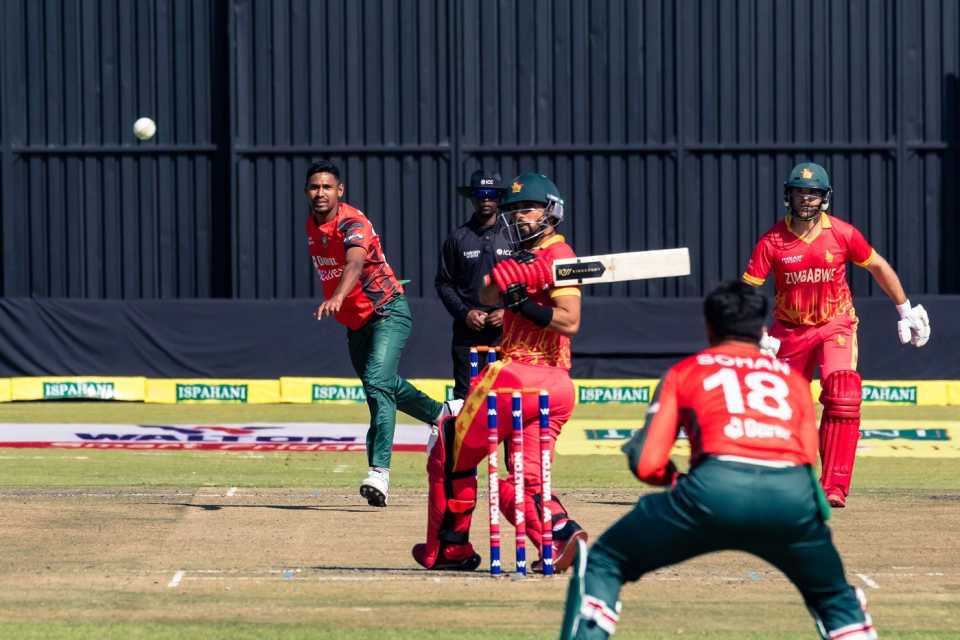Sikandar Raza swivels to pull, Zimbabwe vs Bangladesh, 2nd T20I, Harare, July 31, 2022