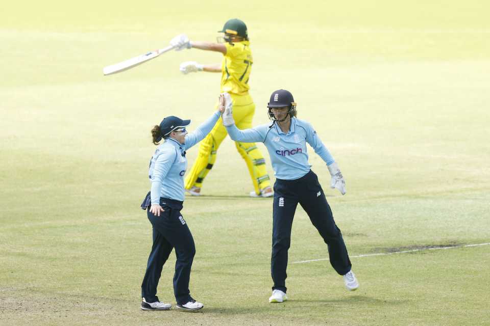 Tammy Beaumont and Amy Jones celebrate the wicket of Alyssa Healy, Australia vs England, 3rd ODI, Women's Ashes, Melbourne, February 8, 2022